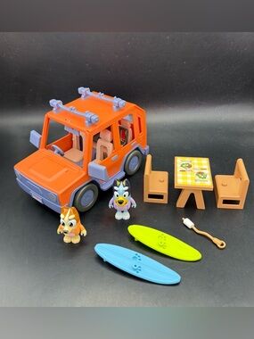 Bluey Heeler Jeep 4WD Family Vehicle w/ 2 Figures, Surfboards & Camper Table Set